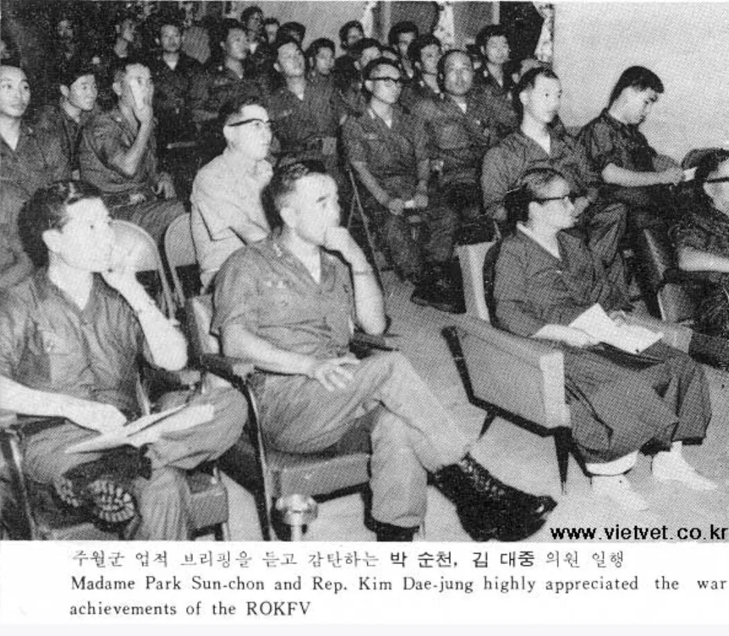 KakaoTalk_20260808_070101865_04.jpg 남베트남 한국군 기지 방문한 김영삼,김대중 의원 기록사진.jpg